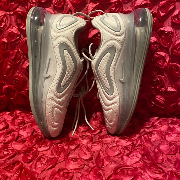 Women's Shoe Nike Air Max 720 - Picture 3 of 9